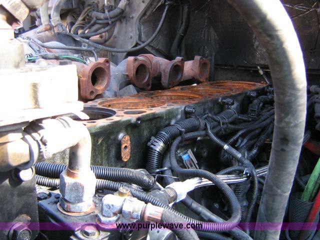 image for item 1005 2004 Freightliner Columbia 120 semi truck