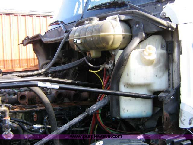 image for item 1005 2004 Freightliner Columbia 120 semi truck