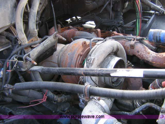 image for item 1005 2004 Freightliner Columbia 120 semi truck