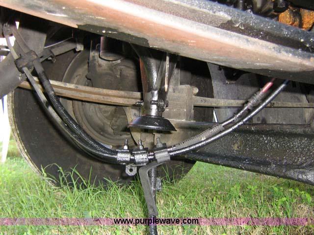 image for item 1005 2004 Freightliner Columbia 120 semi truck