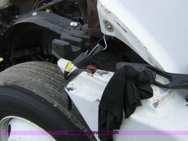 image for item 1005 2004 Freightliner Columbia 120 semi truck