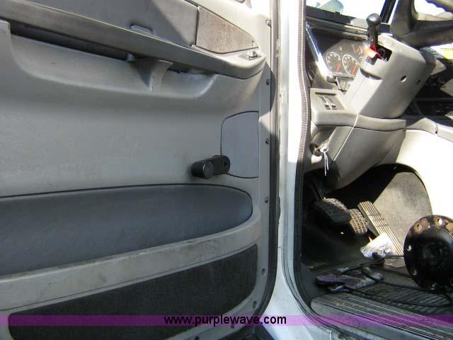 image for item 1005 2004 Freightliner Columbia 120 semi truck