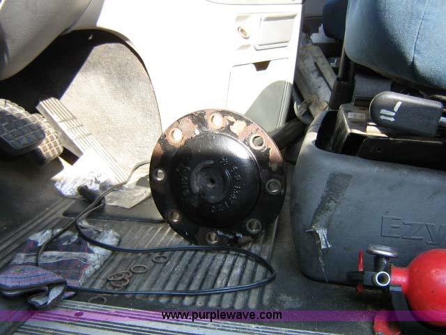 image for item 1005 2004 Freightliner Columbia 120 semi truck