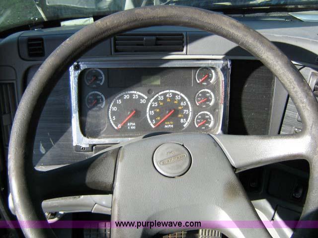 image for item 1005 2004 Freightliner Columbia 120 semi truck