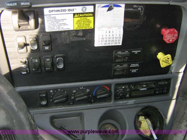 image for item 1005 2004 Freightliner Columbia 120 semi truck