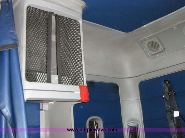 image for item 1005 2004 Freightliner Columbia 120 semi truck