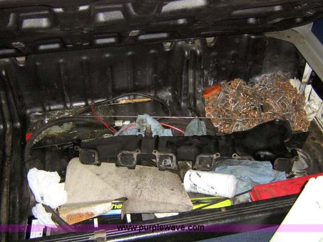 image for item 1005 2004 Freightliner Columbia 120 semi truck