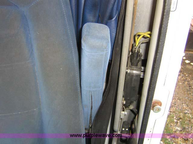 image for item 1005 2004 Freightliner Columbia 120 semi truck