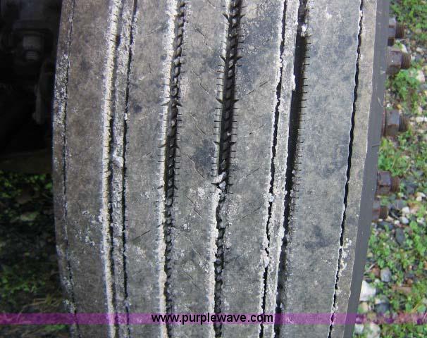 image for item 1005 2004 Freightliner Columbia 120 semi truck