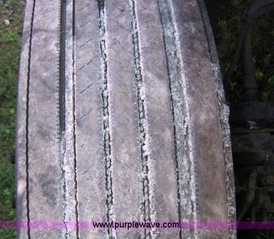 image for item 1005 2004 Freightliner Columbia 120 semi truck