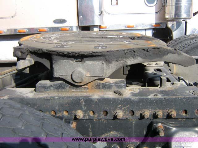 image for item 1005 2004 Freightliner Columbia 120 semi truck