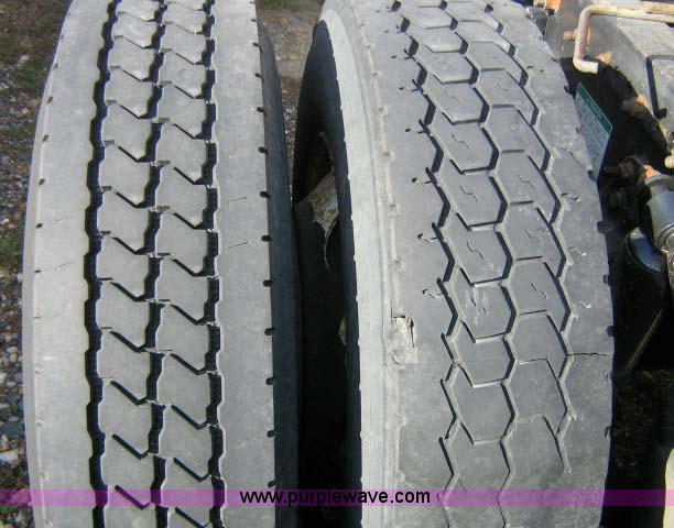 image for item 1005 2004 Freightliner Columbia 120 semi truck