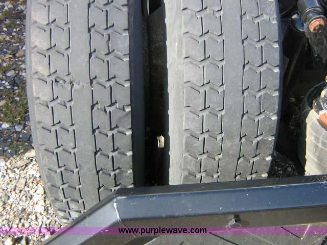 image for item 1005 2004 Freightliner Columbia 120 semi truck