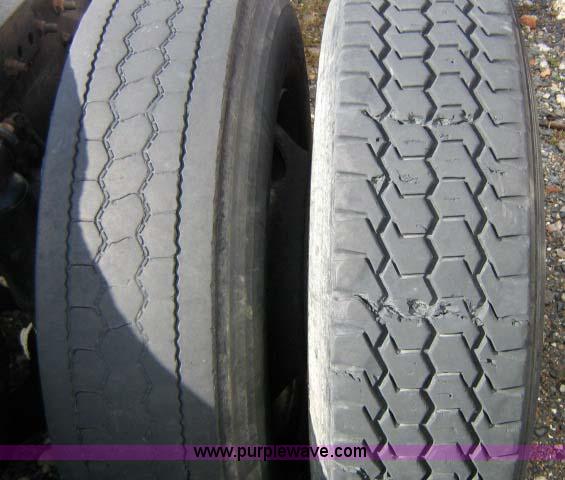 image for item 1005 2004 Freightliner Columbia 120 semi truck