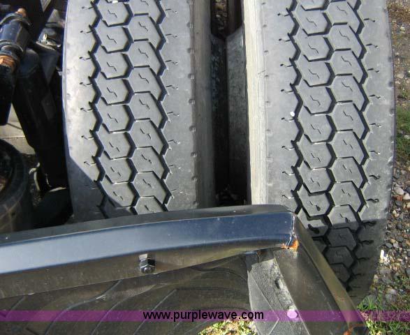 image for item 1005 2004 Freightliner Columbia 120 semi truck