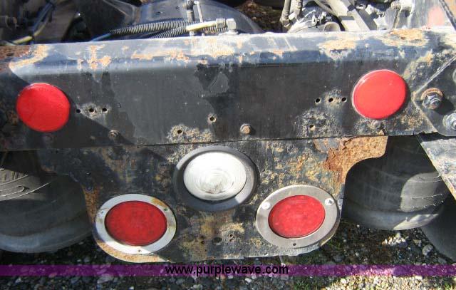 image for item 1005 2004 Freightliner Columbia 120 semi truck