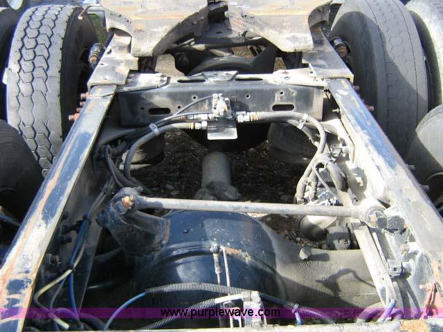 image for item 1005 2004 Freightliner Columbia 120 semi truck