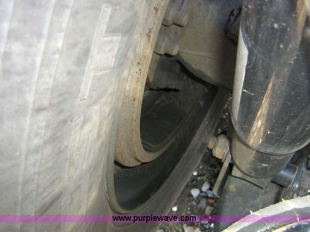 image for item 1005 2004 Freightliner Columbia 120 semi truck