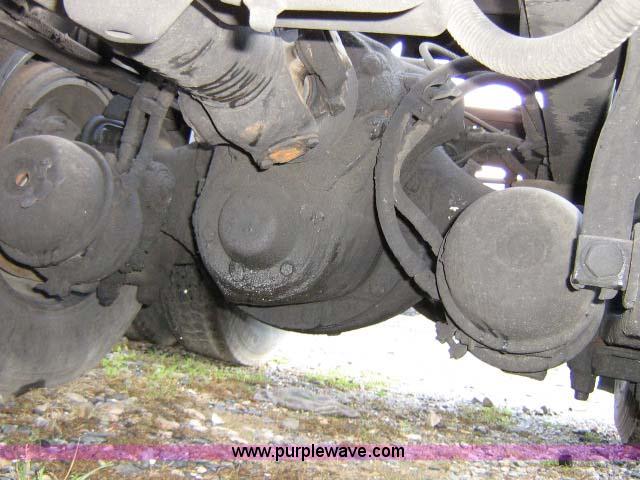 image for item 1005 2004 Freightliner Columbia 120 semi truck