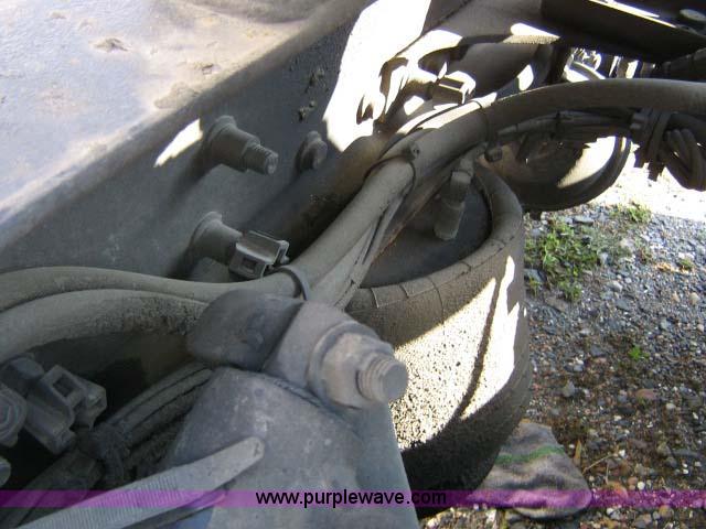 image for item 1005 2004 Freightliner Columbia 120 semi truck