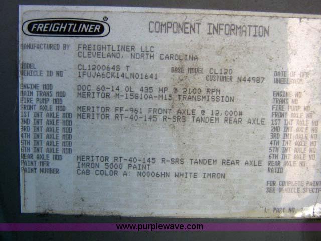 image for item 1005 2004 Freightliner Columbia 120 semi truck