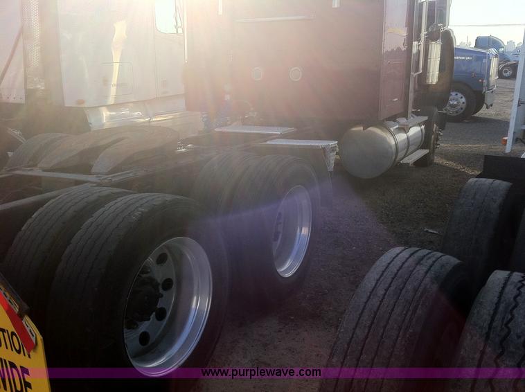 image for item 1337 2001 International 9900i semi truck