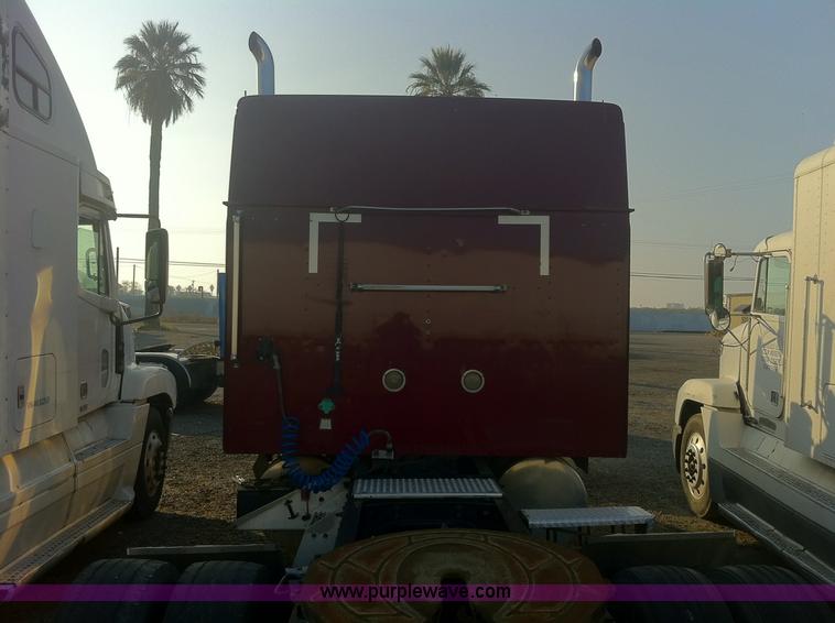 image for item 1337 2001 International 9900i semi truck