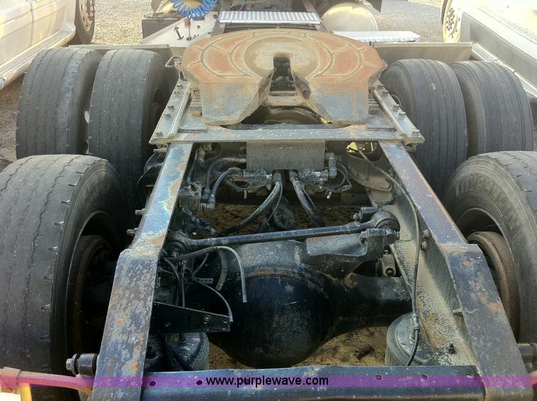 image for item 1337 2001 International 9900i semi truck