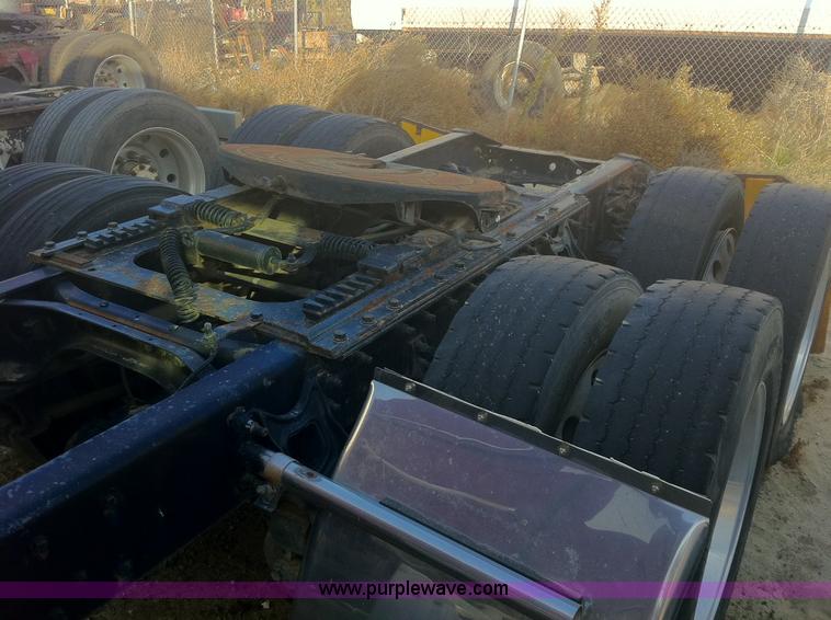 image for item 1337 2001 International 9900i semi truck