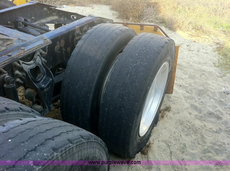 image for item 1337 2001 International 9900i semi truck