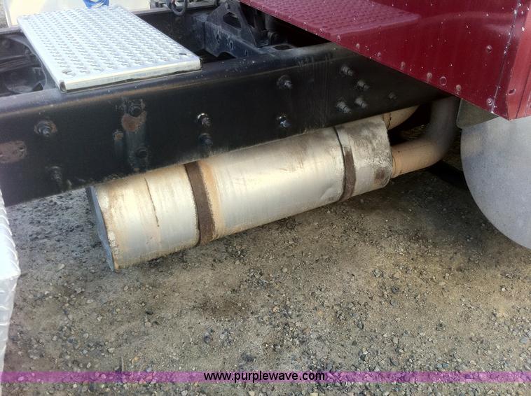 image for item 1337 2001 International 9900i semi truck