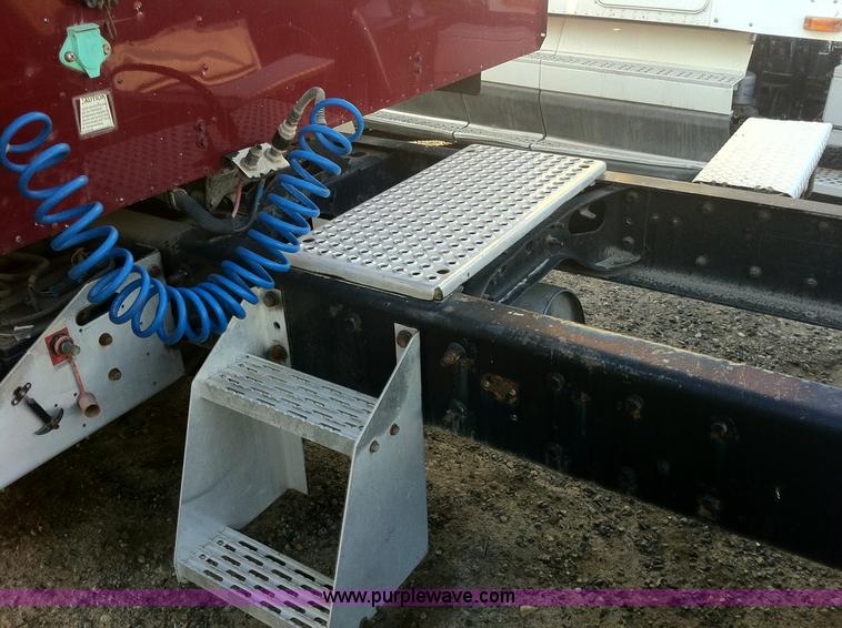 image for item 1337 2001 International 9900i semi truck