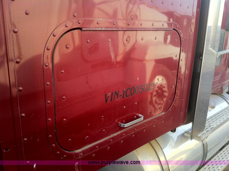 image for item 1337 2001 International 9900i semi truck