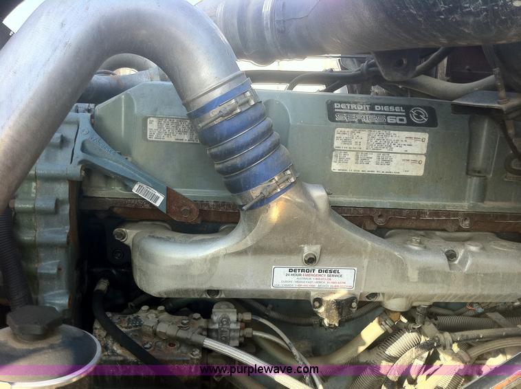 image for item 1337 2001 International 9900i semi truck