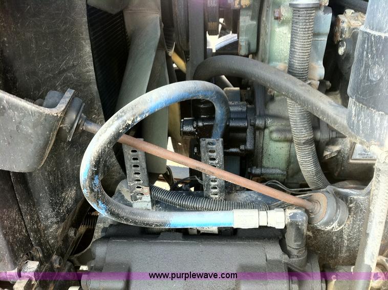 image for item 1337 2001 International 9900i semi truck