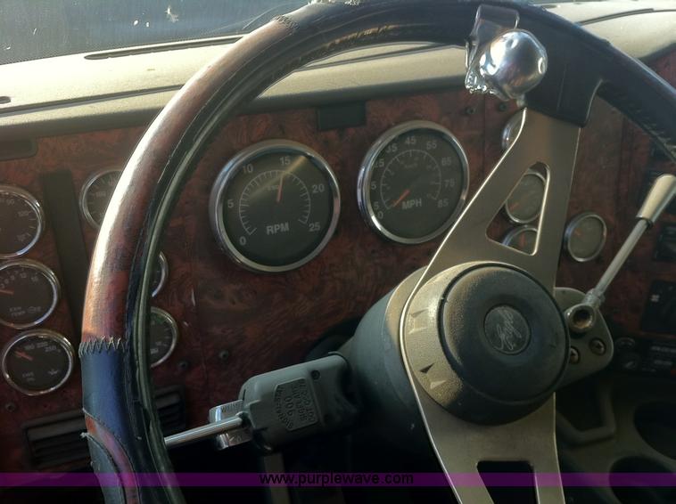 image for item 1337 2001 International 9900i semi truck