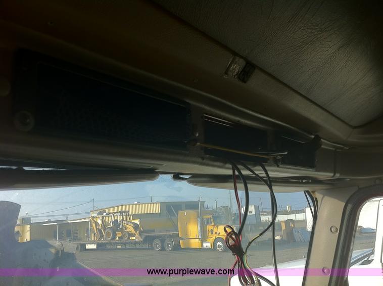 image for item 1337 2001 International 9900i semi truck