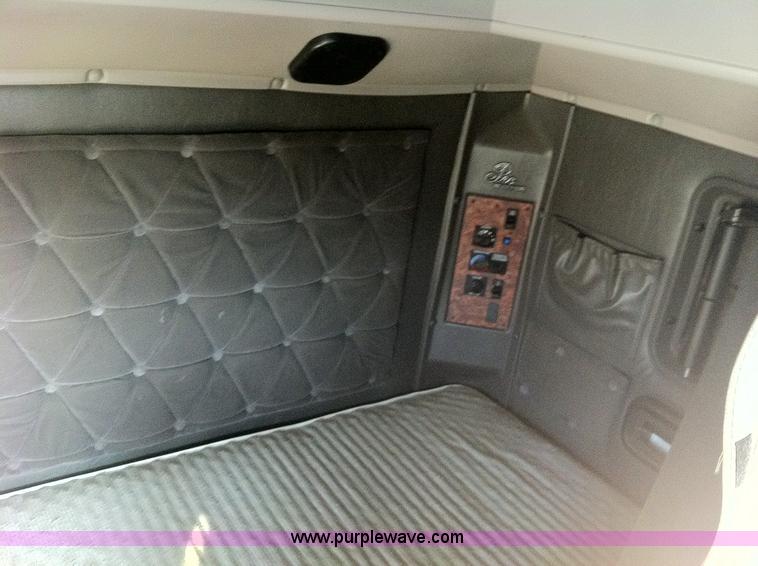 image for item 1337 2001 International 9900i semi truck