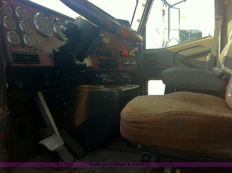 image for item 1337 2001 International 9900i semi truck