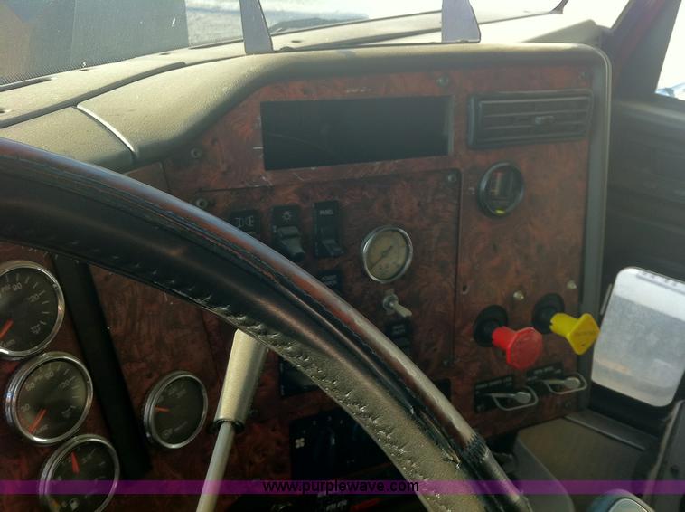 image for item 1337 2001 International 9900i semi truck