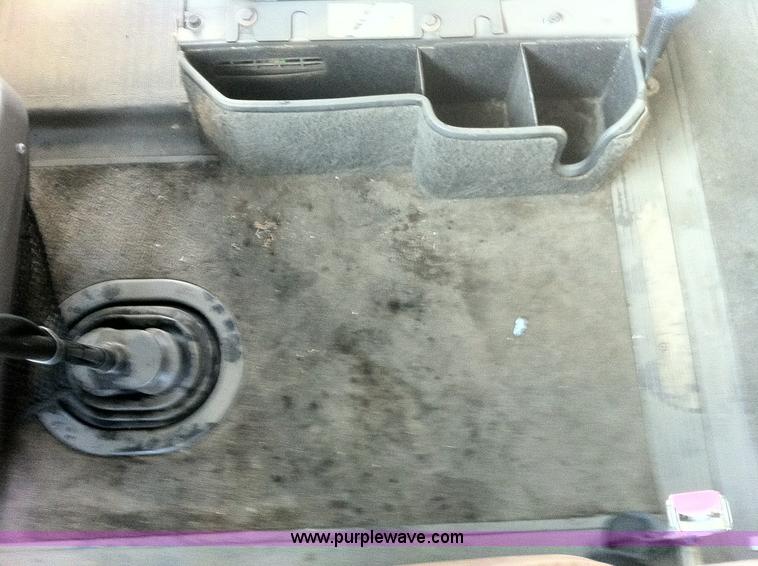 image for item 1337 2001 International 9900i semi truck