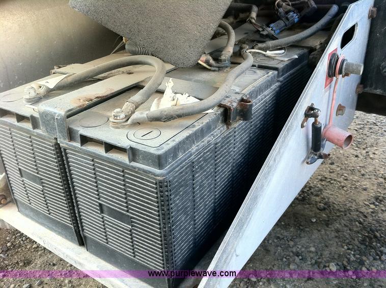 image for item 1337 2001 International 9900i semi truck