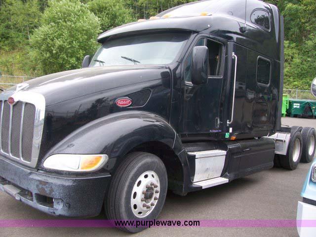 image for item 1465 2004 Peterbilt Conventional 387 semi truck