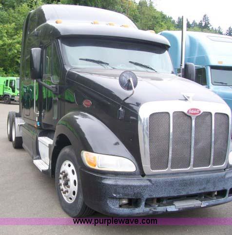 image for item 1465 2004 Peterbilt Conventional 387 semi truck