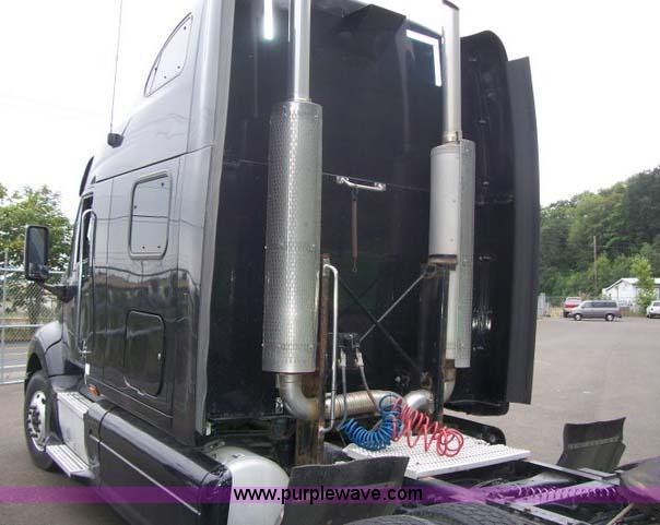 image for item 1465 2004 Peterbilt Conventional 387 semi truck