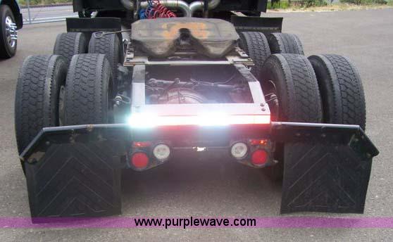 image for item 1465 2004 Peterbilt Conventional 387 semi truck