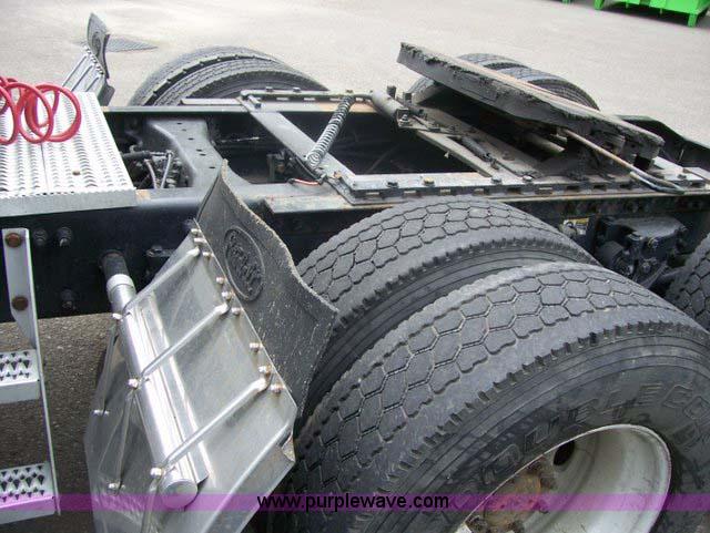 image for item 1465 2004 Peterbilt Conventional 387 semi truck