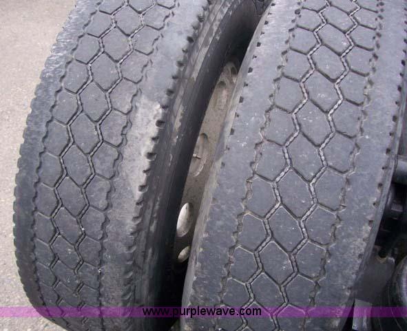 image for item 1465 2004 Peterbilt Conventional 387 semi truck