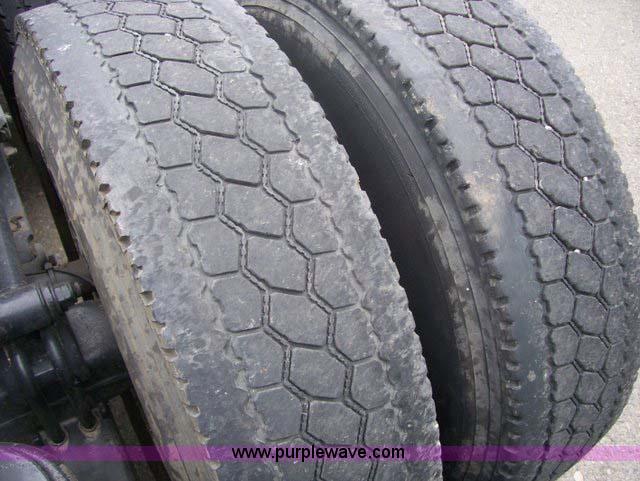 image for item 1465 2004 Peterbilt Conventional 387 semi truck