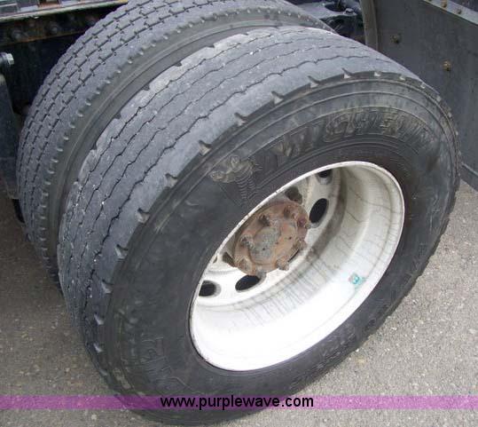 image for item 1465 2004 Peterbilt Conventional 387 semi truck